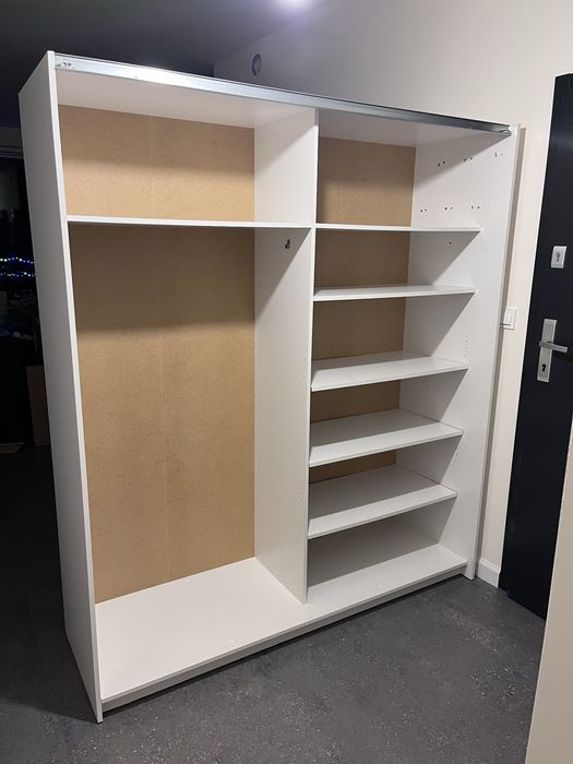 Duża biała szafa drążek półki