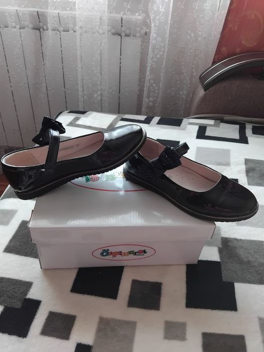 Туфлі лаковані на дівчинку