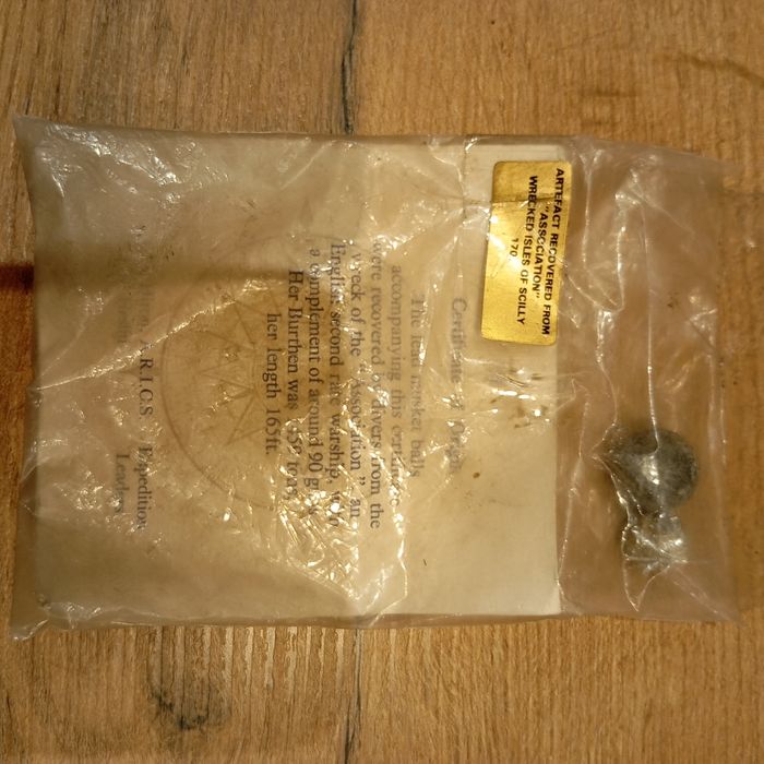 Zabytkowe artefakty .Ołowiane kule z wraku statku . Association.