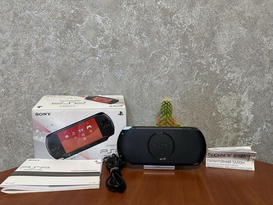 PSP Street E1008 Як Нова Повний Комплект