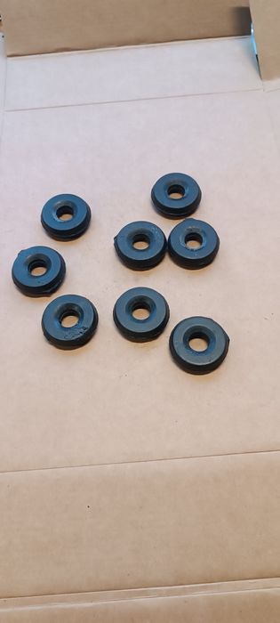 Fiat 126p tulejki amortyzatorów tylnich oryginalne 8 sztuk FSM