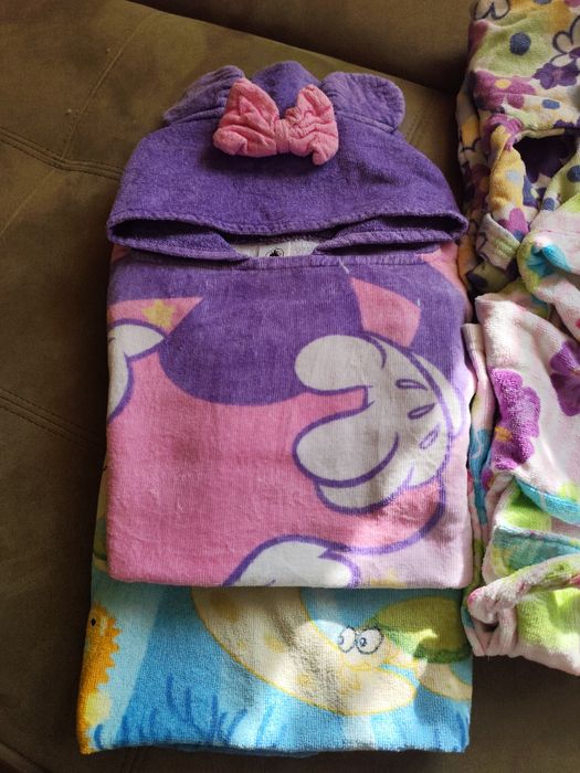 Капелюшки від сонця, купальники, халати, полотенця Disney дитячі.