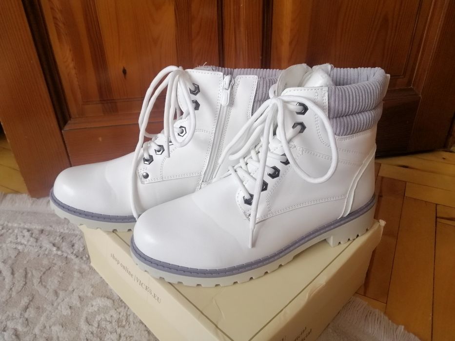 Осінні білі черевики 40р.