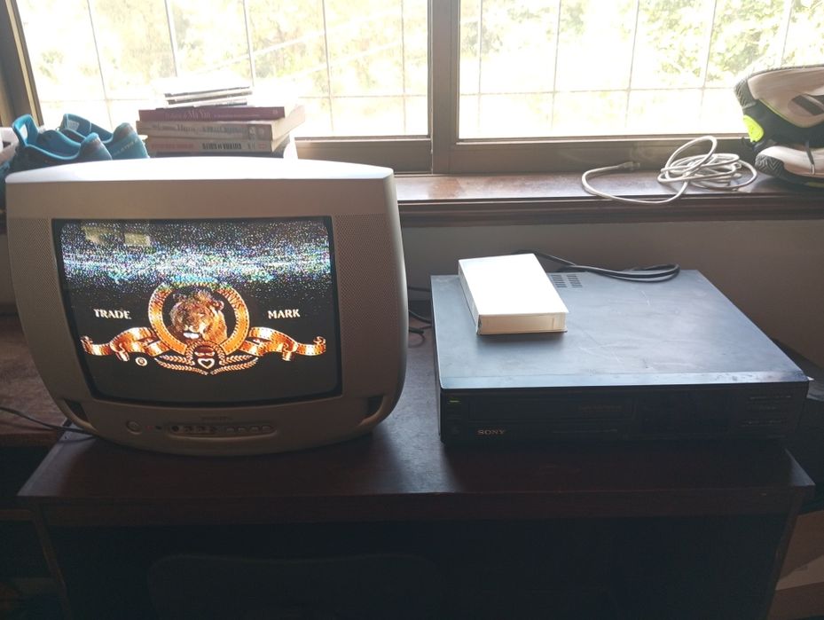 Vendo leitor de VHS com televisão e mais de 100 VHS