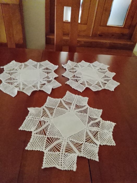 Conjunto de três naperons em renda e linho