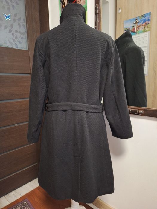 Czarny elegancki płaszcz damski.