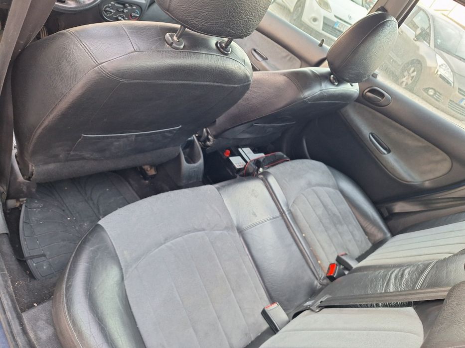 Peugeot 1400 com bancos em couros