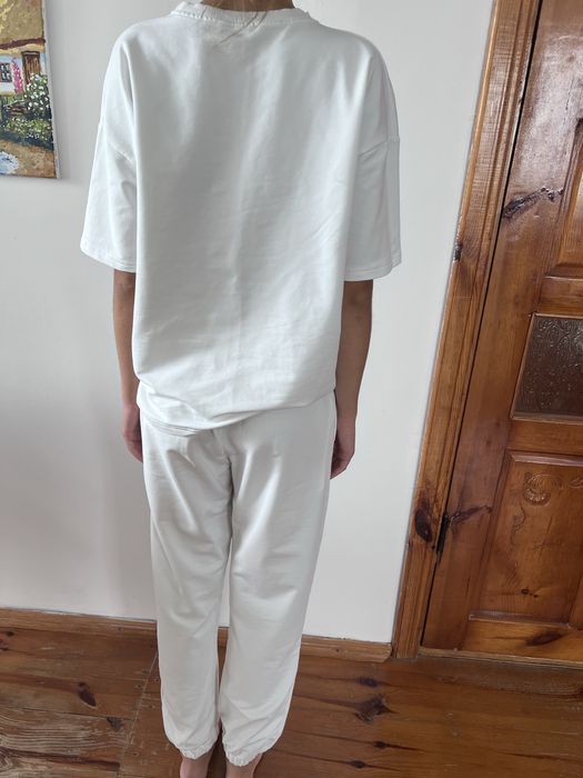 білий костюм