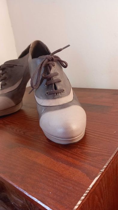 Botins em pele toupe e bege seaside