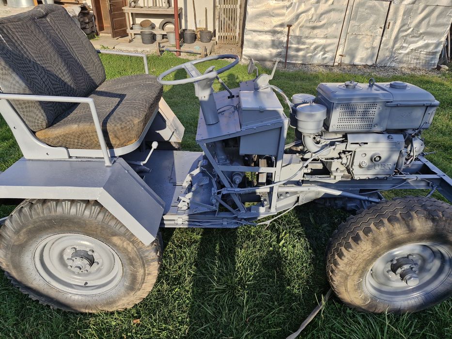 Продається трактор двох мостовий
Мотор від мотоблока 12
Коробка від м