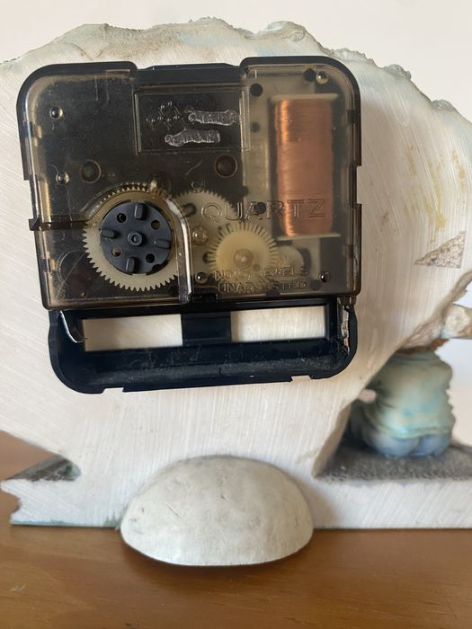 Relógio de mesa vintage de pedra com ursinho e jardim