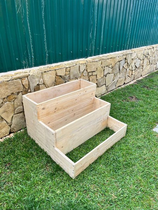 Vendo canteiro para horta com 3 andares.  Medidas 84cm x78cm x 50cm.