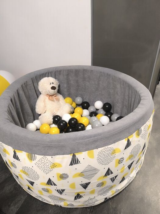 suchy basen z piłeczkami