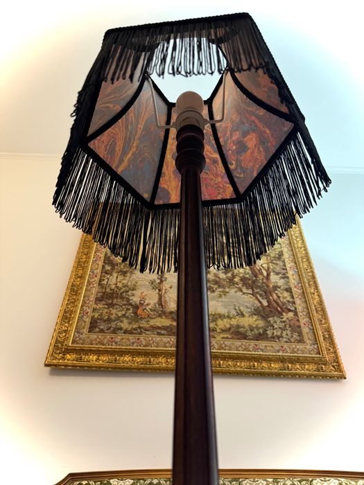 Lampa stołowa z kolorowym, ręcznie szytym abażurem. Rękodzieło.