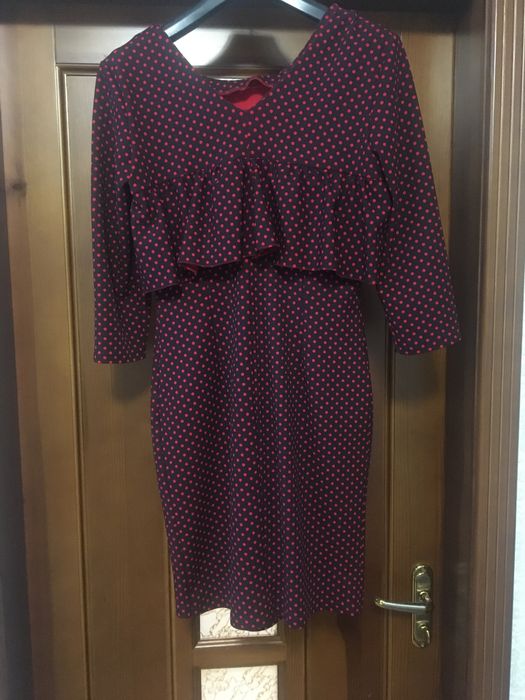 Чорне плаття в горошок