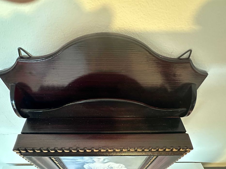 Chaveiro em plástico a imitar madeira.