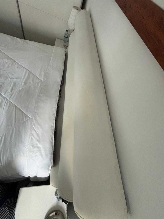 Cama de casal com sistema elevatório