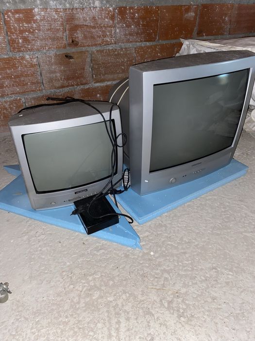 2 Televisões a funcionar