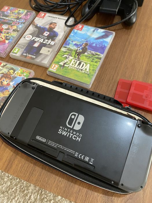 Nintendo Switch in excellent condition with games, carrying case, and accessories64750781247491122