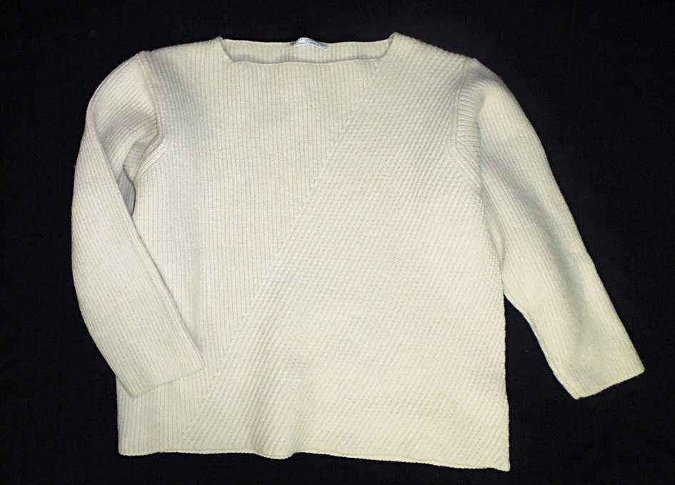 Светр кольору слонової кістки- 50% вовни.