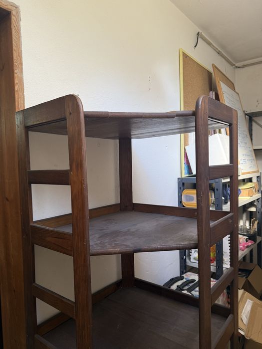 Estante em madeira maciça