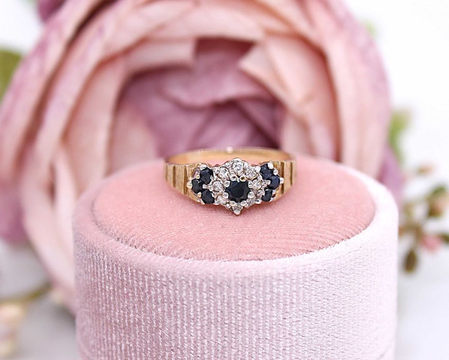 Złoty pierścionek p.375/2,41g z brylantami i szafirami