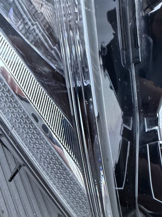 Reflektor lampa prawa przednia Toyota Camry XV70 uszkodzona obudowa