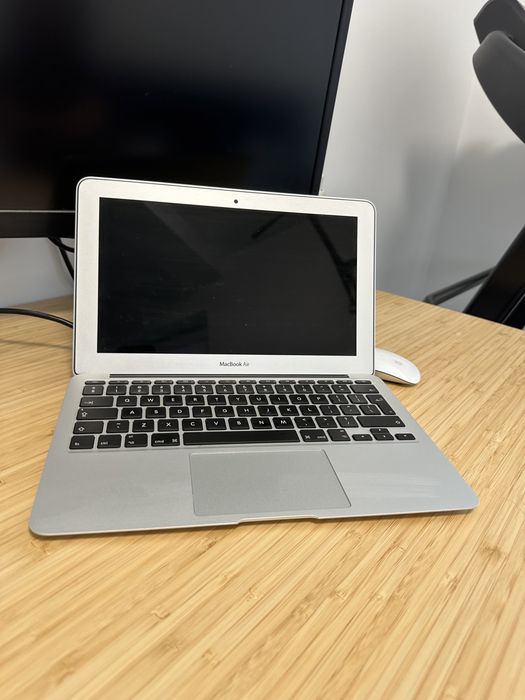 MacBook Air 11 inch  i5 4GB RAM 128GB
