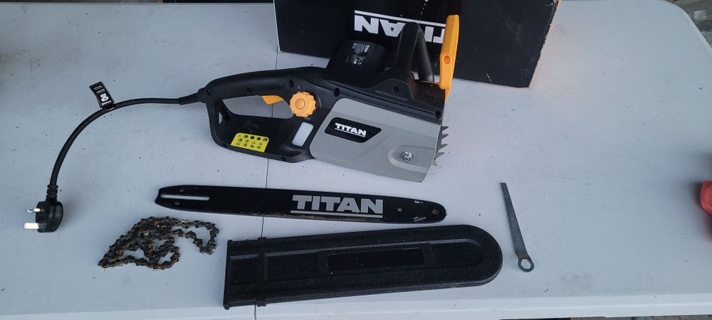Piła Łańcuchowa Elektryczna Titan 2000W / 40cm (TTB708CHN-A) – Stan BDB!