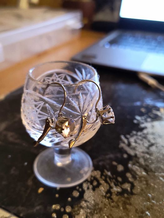 Srebrne kolczyki koszyczki z cyrkonią nietypowe zapięcie wygodne