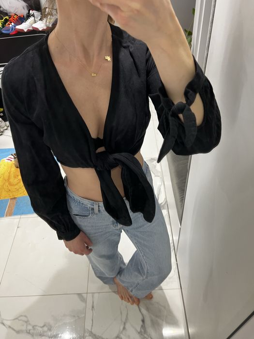 Czarna,krotka bluzka firmy Laurella