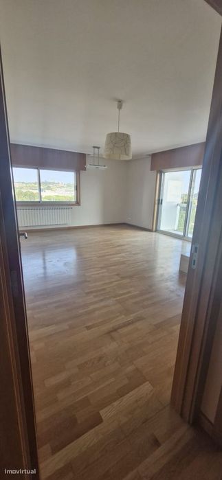 T2 Apartment with Balcony, Garage, and Elevator in Maia