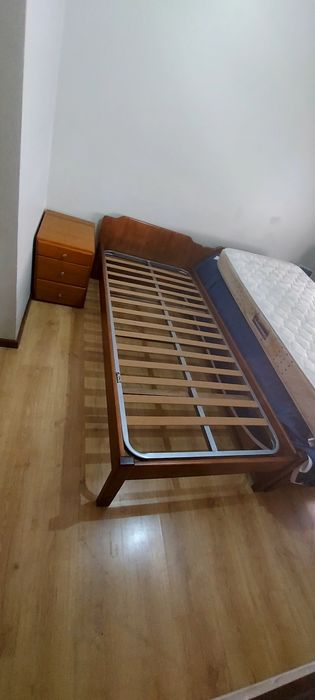 2 Camas 200x90 madeira c/ estrado e mesa de cabeceira