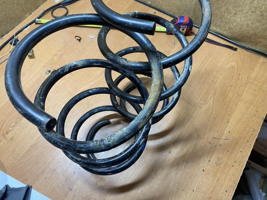 Передні пружини підвіски Тойота Авенсіс т25 дизель 2.2 d-cat універсал