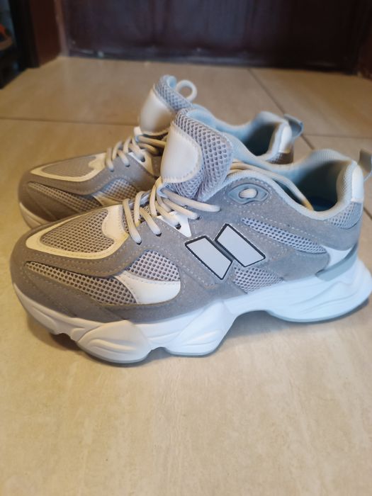 Женские кроссовки 37