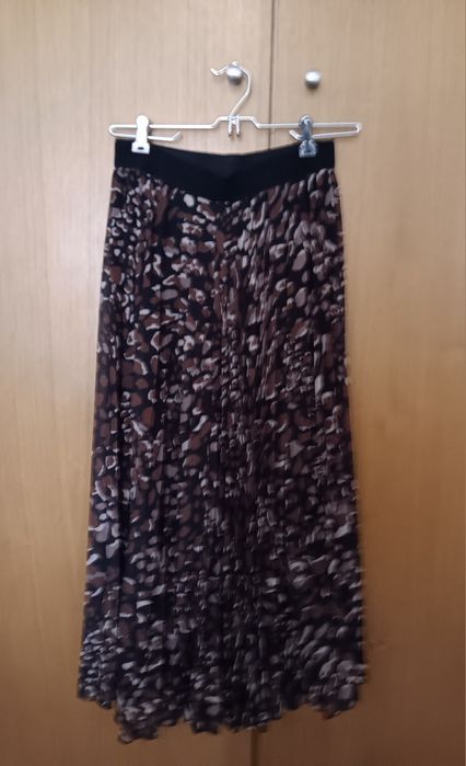 Saia plissada estampada  em preto e castanho  usada 1 vez