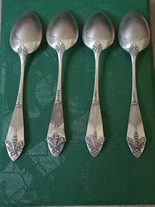 Винтажные серебряные ложки.