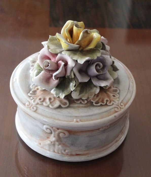 Bonbonniére de cerâmica pintada à mão, anos 60, Itália.
