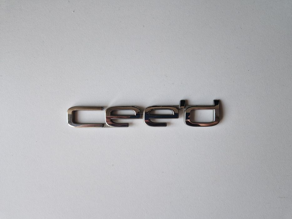 Emblema de Kia Cee'd traseiro