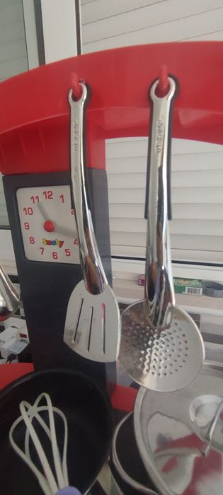 Cozinha de brincar com vários utensílios