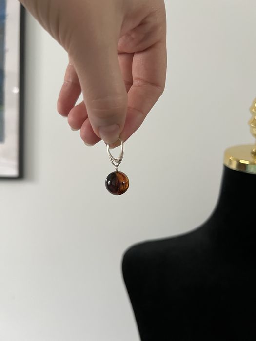 Srebrne, brązowe wiszące kolczyki, bursztyn, kulka