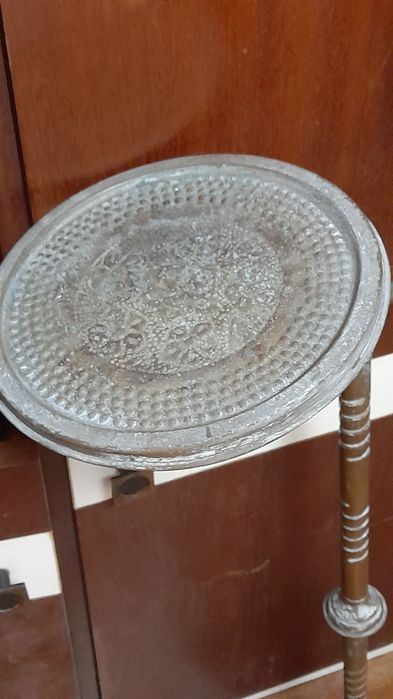Cinzeiro de pé alto muito antigo em latão a restaurar