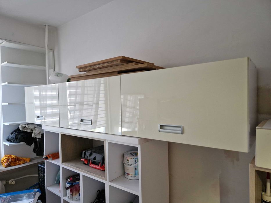 Sprzedam szafkę wiszącą.