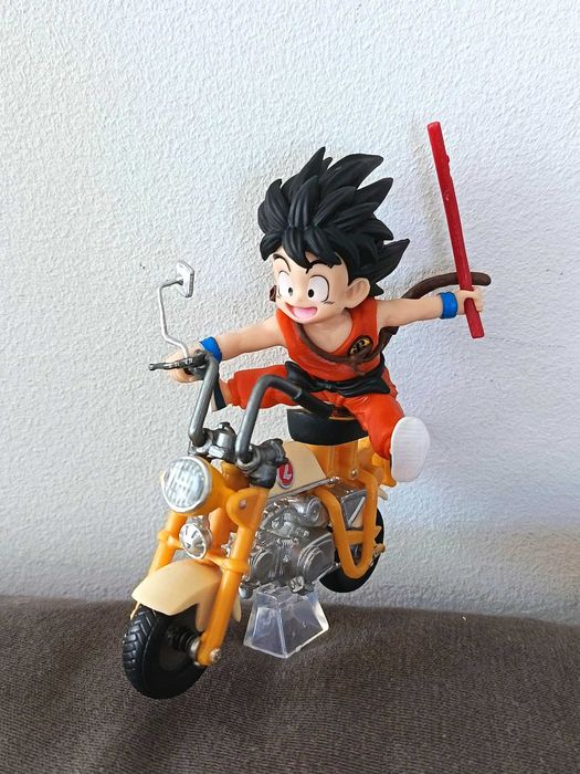 Mini Goku a brincar em uma motocicleta