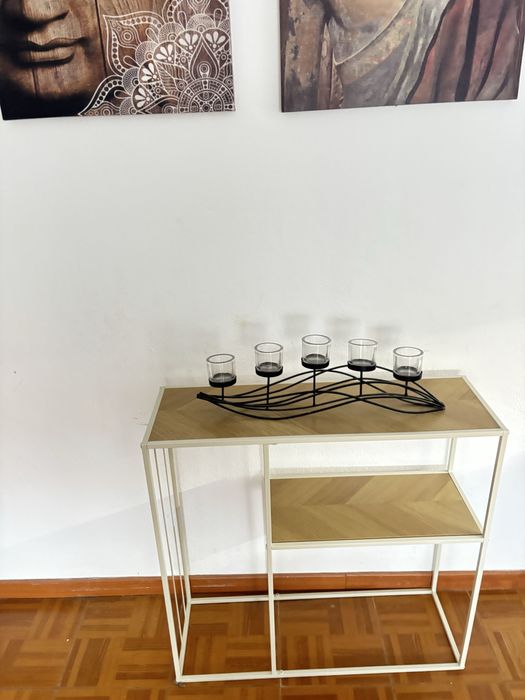 Vendo mesa de entrada nova com apoio de velas novo e dois quadros