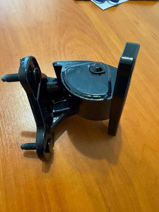 петля передня права дверка мерседес E класс2017 р 213 кузов