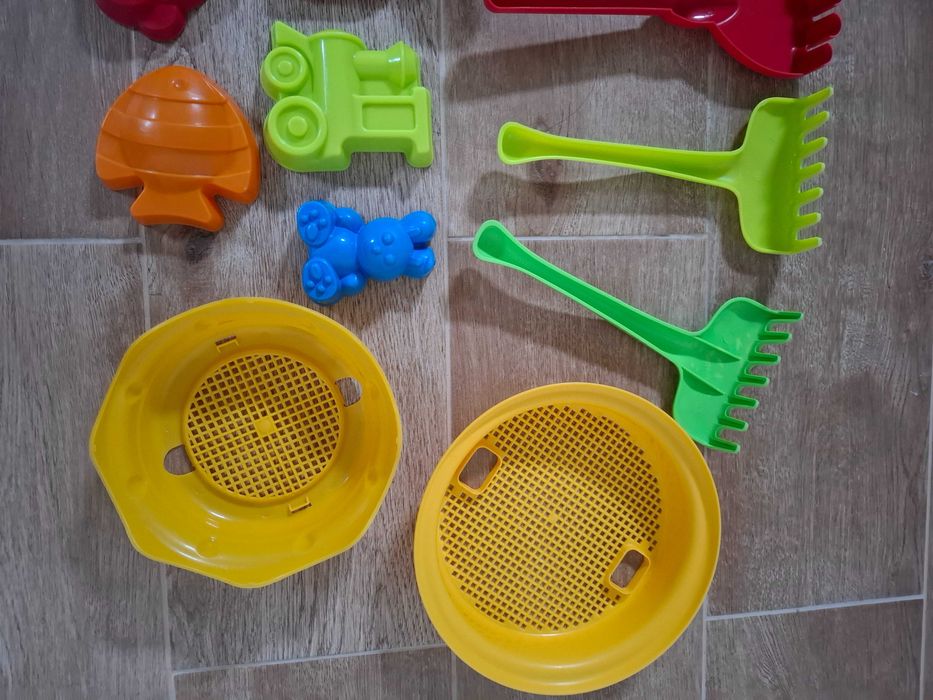Lote brinquedos de praia: balde, pás, ancinhos, peneiras, moldes