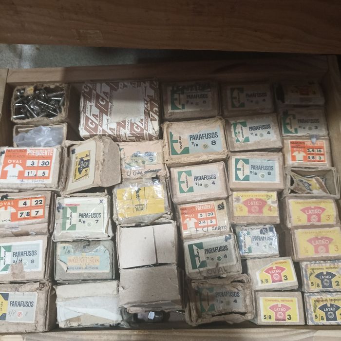 Parafusos antigos em latão