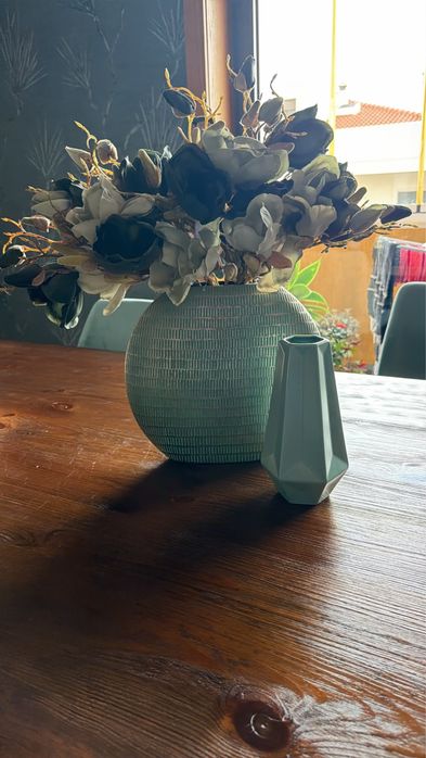 Conjunto de jarras com flores