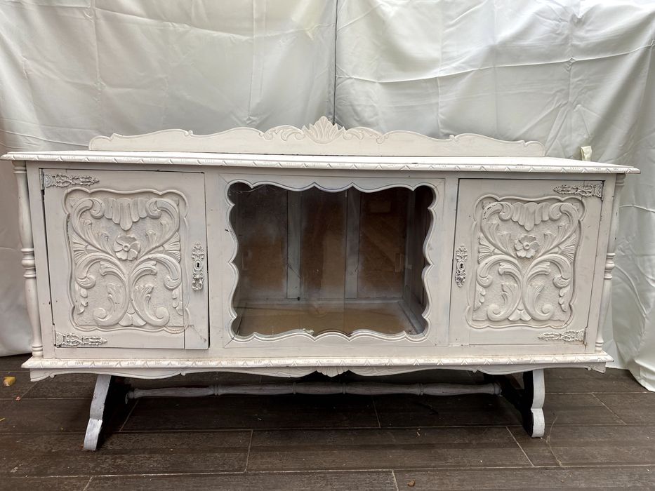 Móvel aparador madeira com 2 portas e vitrine em vidro